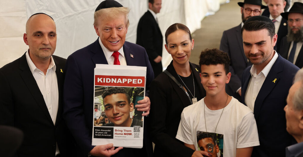 Donald Trump with the family of Edan Alexander.