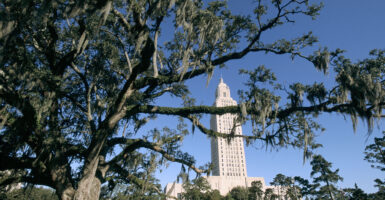 The capitol of Louisiana, seat of government, is a building of 34 floors and 135 meters high, which makes it the highest capitol of the United States.
