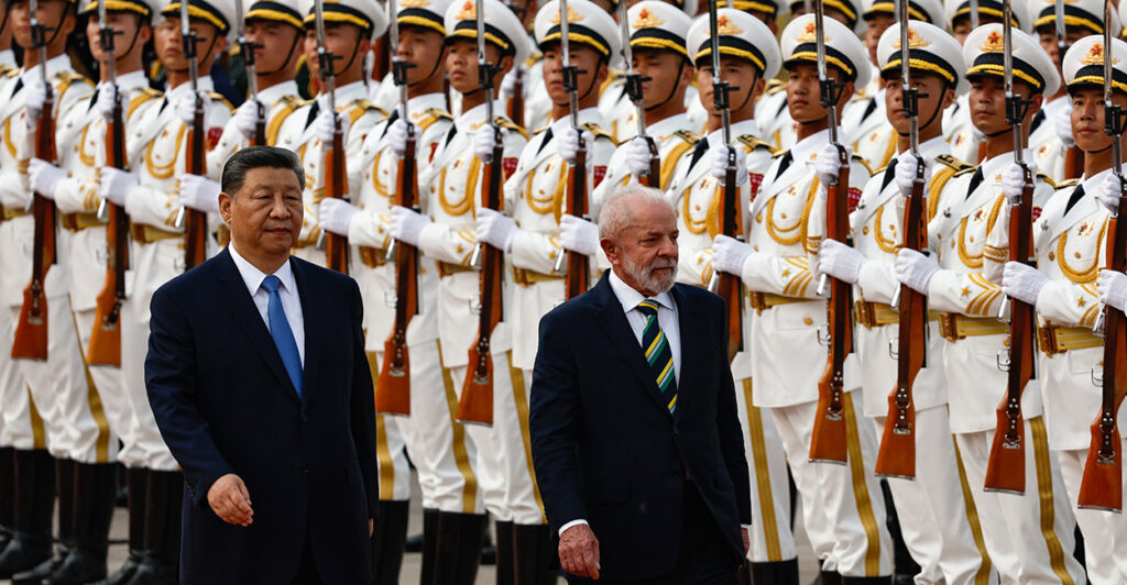Xi Jinping and Ignacio Lula d Silva in front of Chinese soldiers