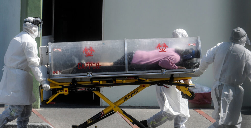 TOPSHOT - Paramedics move a patient suspected of being infected with the novel coronavirus into the 22 Battalion of the Military Police Hospital, in Mexico City, on December 30, 2020. (Photo by PEDRO PARDO / AFP) (Photo by PEDRO PARDO/AFP via Getty Images)