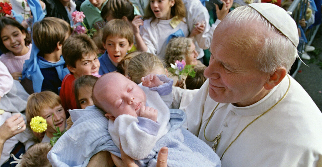 Pope John Paul II blesses 06 October 1986 in Ars a baby during the third day of his visit to Lyon's area. The pontiff was visiting from 04 to 07 October East and Central regions of France (it was his 31th International Pastoral visit). AFP PHOTO DANIEL JANIN (Photo credit should read DANIEL JANIN/AFP via Getty Images)